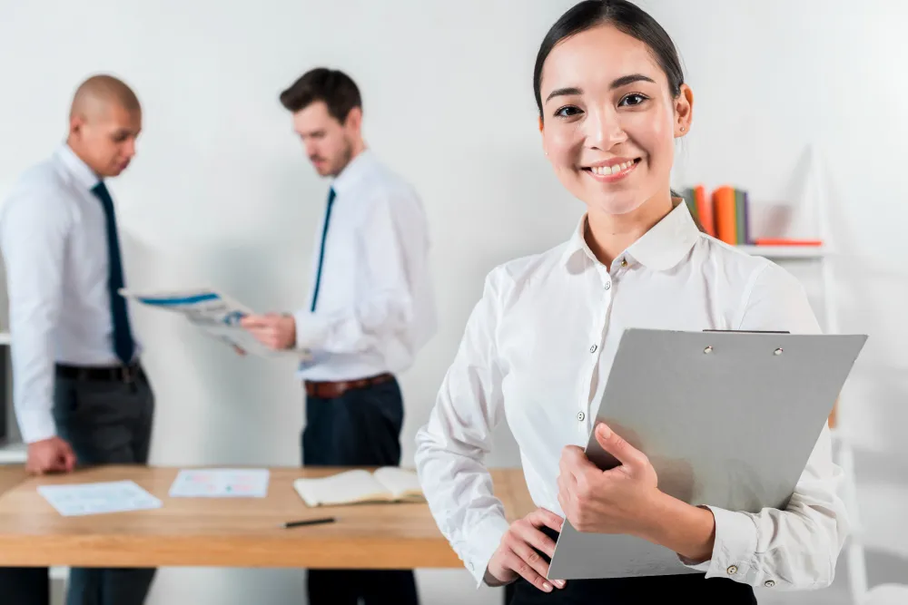 Asesores inmobiliarios confiables, trabajando en conjunto.